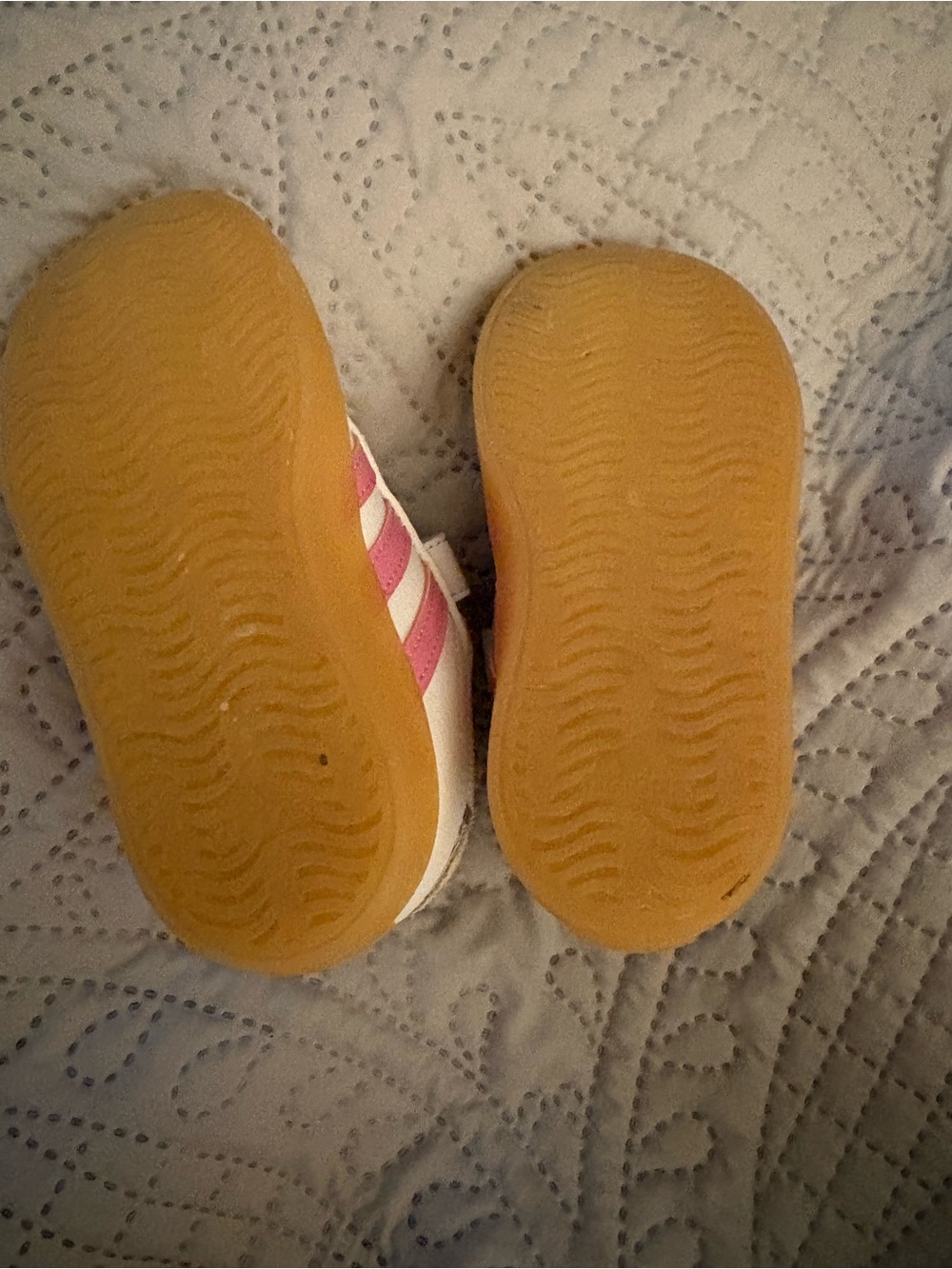 adidas Kids White Sneakers with Beige Accents and Pink Logo - Picture 4 of 6